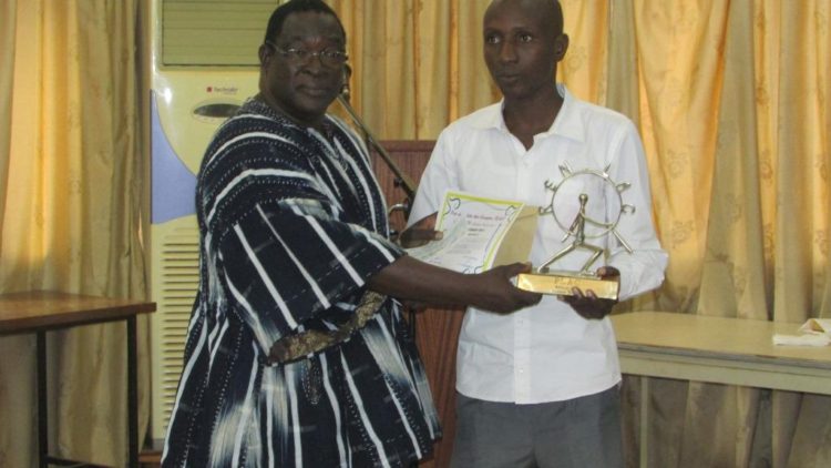 Atiana Serge OULON lauréat du Prix de la Lutte Anti-Corruption (PLAC) catégorie Presse écrite, édition 2016.