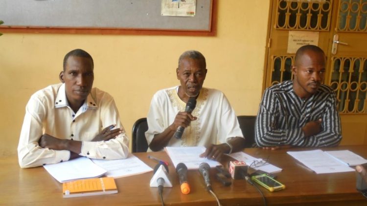 Mauvaise gestion des parcelles de boutiques, hangars à Toecin-Yaar. Le REN-LAC dénonce une situation inacceptable.